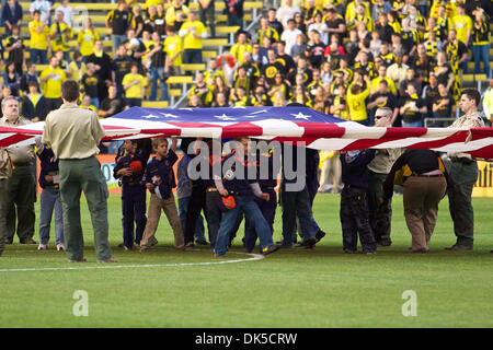 30. April 2011 - Columbus, Ohio, USA - lokale Boy Scouts halten die Fahne während die Nationalhymne vor dem Spiel zwischen Vancouver Whitecaps FC und Columbus Crew Stadium Crew, Columbus, Ohio.  Columbus besiegte Vancouver 2-1. (Kredit-Bild: © Scott Stuart/Southcreek Global/ZUMAPRESS.com) Stockfoto