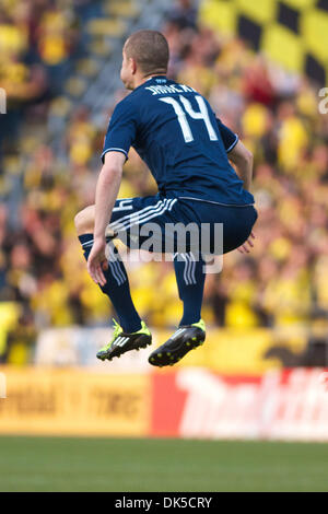 30. April 2011 - wärmt Columbus, Ohio, USA - Vancouver FC Verteidiger Greg Janicki (14) vor Beginn des Spiels zwischen Vancouver Whitecaps FC und Columbus Crew Stadium Crew, Columbus, Ohio.  Columbus besiegte Vancouver 2-1. (Kredit-Bild: © Scott Stuart/Southcreek Global/ZUMAPRESS.com) Stockfoto