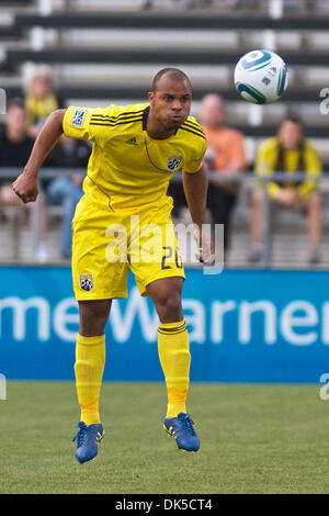 30. April 2011 - leitet Columbus, Ohio, USA - Columbus Crew Verteidiger Julius James (26) den Ball downfield während des Spiels zwischen Vancouver Whitecaps FC und Columbus Crew Stadium Crew, Columbus, Ohio.  Columbus besiegte Vancouver 2-1. (Kredit-Bild: © Scott Stuart/Southcreek Global/ZUMAPRESS.com) Stockfoto