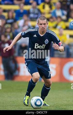 30. April 2011 - bringt Columbus, Ohio, USA - Vancouver FC Verteidiger Greg Janicki (14) der Herbst Upfield während des Spiels zwischen Vancouver Whitecaps FC und Columbus Crew Stadium Crew, Columbus, Ohio.  Columbus besiegte Vancouver 2-1. (Kredit-Bild: © Scott Stuart/Southcreek Global/ZUMAPRESS.com) Stockfoto