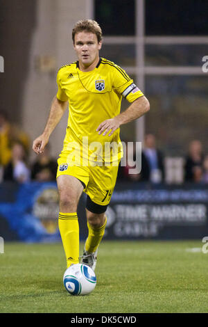 30. April 2011 - bringt Columbus, Ohio, USA - Columbus Crew Verteidiger Chad Marshall (14) die Kugel Upfield während der zweiten Hälfte des Spiels zwischen Vancouver Whitecaps FC und Columbus Crew Stadium Crew, Columbus, Ohio.  Columbus besiegte Vancouver 2-1. (Kredit-Bild: © Scott Stuart/Southcreek Global/ZUMAPRESS.com) Stockfoto