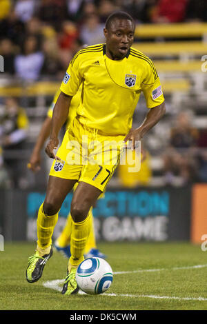 30. April 2011 - bewegt sich Columbus, Ohio, USA - Columbus Crew Mittelfeldspieler Emmanuel Ekpo (17) dem Ball in der zweiten Hälfte des Spiels zwischen Vancouver Whitecaps FC und Columbus Crew Stadium Crew, Columbus, Ohio.  Columbus besiegte Vancouver 2-1. (Kredit-Bild: © Scott Stuart/Southcreek Global/ZUMAPRESS.com) Stockfoto