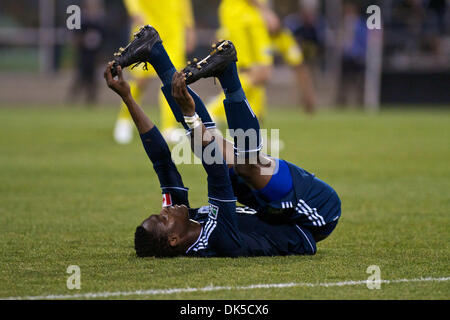 30. April 2011 - rollt Columbus, Ohio, USA - Vancouver FC Mittelfeldspieler Gershon Koffie (28) auf den Boden am Ende des Spiels zwischen Vancouver Whitecaps FC und Columbus Crew Stadium Crew, Columbus, Ohio.  Columbus besiegte Vancouver 2-1. (Kredit-Bild: © Scott Stuart/Southcreek Global/ZUMAPRESS.com) Stockfoto