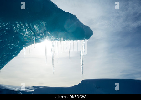 Antarktis, hängen Eiszapfen aus Eisberg in der Nähe von Enterprise Insel entlang der Wilhelmina Bay entlang der antarktischen Halbinsel Stockfoto