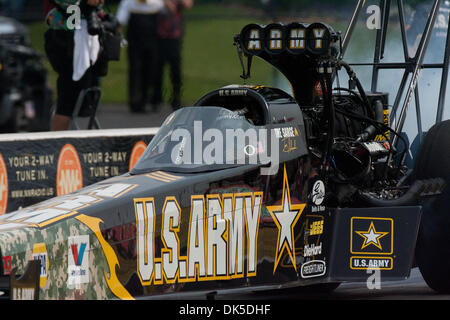 1. Mai 2011 - Geschwindigkeit Baytown, Texas, USA - Top Fuel-Fahrer Tony Schumacher (2) gesponsert von US-Armee Zeit 5.432/137.00 lief in der Beseitigung Runde 3 während den O'Reilly Autoparts Frühling Nationals in königlichem Purpur Raceway Park in Baytown, TX. (Kredit-Bild: © Juan DeLeon/Southcreek Global/ZUMAPRESS.com) Stockfoto