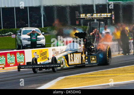 1. Mai 2011 - Geschwindigkeit Baytown, Texas, USA - Top Fuel-Fahrer Tony Schumacher (2) gesponsert von US-Armee Zeit 5.432/137.00 lief in der Beseitigung Runde 3 während den O'Reilly Autoparts Frühling Nationals in königlichem Purpur Raceway Park in Baytown, TX. (Kredit-Bild: © Juan DeLeon/Southcreek Global/ZUMAPRESS.com) Stockfoto