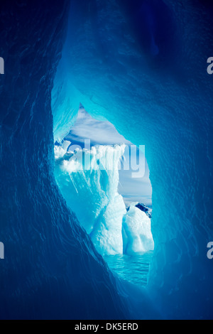 Antarktis, gerahmt Eisberg im Bogen eines anderen in der Nähe von Enterprise-Insel in der Wilhelmina Bay entlang der antarktischen Halbinsel Stockfoto