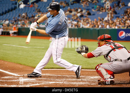 1. Mai 2011 - St. Petersburg, Florida, USA - Tampa Bay Rays erster Basisspieler Casey Kotchman (11) at bat während das Match zwischen den Tampa Bay Rays und die Los Angeles Angels im Tropicana Field. Die Strahlen führen die Engel-5 - 1. (Kredit-Bild: © Lukas Johnson/Southcreek Global/ZUMApress.com) Stockfoto