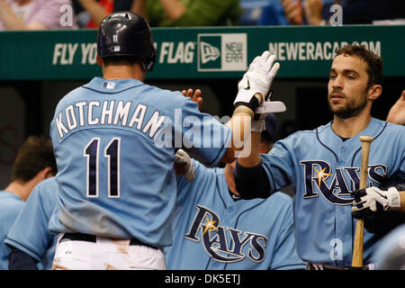 1. Mai 2011 - St. Petersburg, Florida, feiert US - Tampa Bay Rays erster Basisspieler Casey Kotchman (11) mit Teamkollege Tampa Bay Rays linker Feldspieler Sam Fuld (5) während des Spiels bis zwischen die Tampa Bay Rays und die Los Angeles Angels im Tropicana Field. Die Strahlen führen die Engel-5 - 1. (Kredit-Bild: © Lukas Johnson/Southcreek Global/ZUMApress.com) Stockfoto