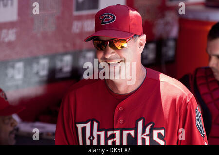 1. Mai 2011 - Phoenix, Arizona, USA - Arizona-Diamantmarkierungen Manager Kirk Gibson lächelt vor einem Spiel gegen die Chicago Cubs. Die Diamondbacks und Cubs quadriert Weg für das letzte Spiel der vier Spielserie im Chase Field in Phoenix, Arizona. (Kredit-Bild: © Chris Pondy/Southcreek Global/ZUMAPRESS.com) Stockfoto