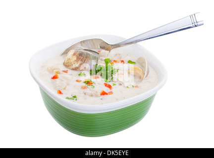 Eine Schüssel mit New England Clam Chowder Suppe mit einem Beschneidungspfad. Stockfoto