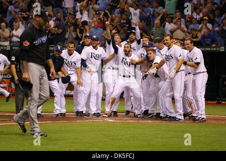 3. Mai 2011 - St. Petersburg, Florida, USA - Tampa Bay Rays Spieler feiern als Toronto Blue Jays Entlastung Krug Jon Rauch (60) des Feldes enttäuscht geht nach Tampa Bay Rays Center Fielder B.J. Upton (2) eine zwei laufen in der Unterseite des neunten Inning während das Match zwischen den Tampa Bay Rays und die Toronto Blue Jays im Tropicana Field Volltreffer. Die Strahlen schlagen die Jays Stockfoto