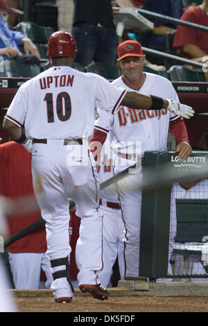 3. Mai 2011 - Phoenix, Arizona, USA - Arizona-Diamantmarkierungen Manager Kirk Gibson Größen Outfielder Justin Upton (10) Nachdem er weiter ausgeführt, um die Diamondbacks geben ein 4: 3-Sieg über den Rocky Mountains im Chase Field in Phoenix Arizona unterwegs getroffen. (Kredit-Bild: © Chris Pondy/Southcreek Global/ZUMAPRESS.com) Stockfoto