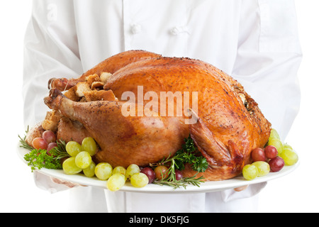 Koch einen gefüllten Truthahn mit Trauben garniert servieren. Stockfoto