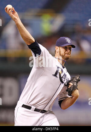 4. Mai 2011 - St. Petersburg, FL, USA - JAMES BORCHUCK |   Times.SP 335904 BORC rays (04.05.11) (St. Petersburg, FL) Jeff Niemann liefert im dritten während der Strahlen-Spiel gegen die Toronto Blue Jays im Tropicana Field Mittwoch, 4. Mai 2011.    [JAMES BORCHUCK Mal] (Kredit-Bild: © St. Petersburg Times/ZUMAPRESS.com) Stockfoto