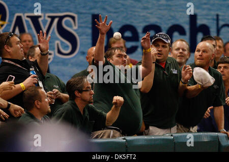 4. Mai 2011 - St. Petersburg, Florida, USA - Fans versuchen zu vermeiden, während das Match zwischen den Tampa Bay Rays und die Toronto Blue Jays im Tropicana Field von ein Foul Ball getroffen wird. Die Blue Jays führen 3-0 (Credit-Bild: © Luke Johnson/Southcreek Global/ZUMApress.com) Stockfoto