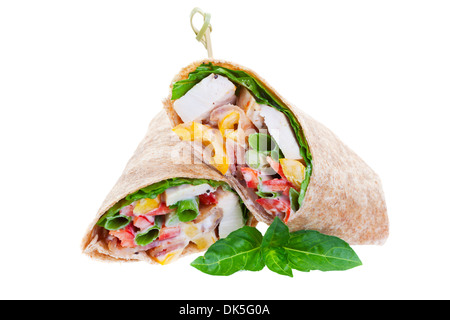 Gesunde Vollkorn Chicken Wrap auf weißem Hintergrund. Stockfoto