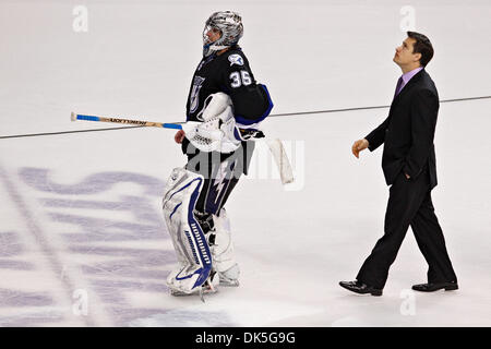4. Mai 2011 - DANIEL WALLACE |   Times.TP 337941 WALL Lightning 16 (04.05.2011 Tampa) Tampa Bay Lightning Torhüter Dwayne Roloson (35) und Trainer Guy Boucher warten, bis die Hände schütteln mit den Washington Capitals. Dritte Periode Aktion: Die Tampa Bay Lightning spielen die Washington Capitals in Spiel vier der Eastern Conference Semifinals im St. Pete Times Forum in Tampa Wednesd Stockfoto