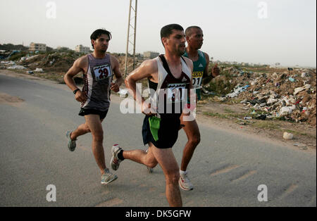5. Mai 2011 - Gaza Stadt, Gazastreifen, Palästinensische Autonomiegebiete - palästinensischen Rennfahrer Geschwindigkeit entlang der Uferpromenade in Gaza-Stadt als er im Gaza-Streifen konkurriert die allerersten Marathon läuft die gesamte Länge der Küste Enklave.  Mehr als 1.000 Läufer teilgenommen Donnerstag in den Gaza-Streifen ersten offiziellen Marathon, ein Wahrzeichen Freizeitveranstaltung in einem Gebiet weit mehr accustome Stockfoto