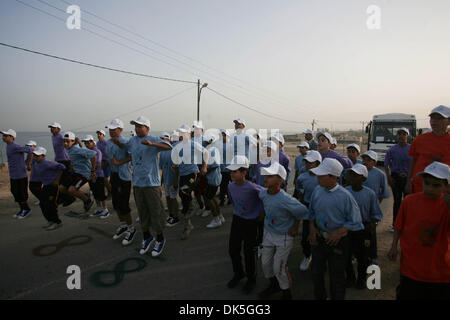 5. Mai 2011 - Gaza Stadt, Gazastreifen, Palästinensische Autonomiegebiete - palästinensische Schüler laufen in Beit Hanun wie sie erstmals im Gaza-Streifen zu konkurrieren Marathon läuft die gesamte Länge der Küste Enklave. Mehr als 1.000 Läufer teilgenommen Donnerstag in den Gaza-Streifen ersten offiziellen Marathon, ein Wahrzeichen Freizeitveranstaltung in einem Gebiet weit mehr daran gewöhnt, Krieg und He Stockfoto