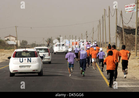 5. Mai 2011 - Rafah, Gaza-Streifen - UN Fahrzeuge escort palästinensischen und ausländische Teilnehmern in Rafah Stadt im südlichen Gazastreifen ausgeführt, wie sie erstmals im Gaza-Streifen zu konkurrieren Marathon läuft die gesamte Länge der Küste Enklave. Mehr als 1.000 Läufer teilgenommen Donnerstag in den Gaza-Streifen ersten offiziellen Marathon, ein Wahrzeichen Freizeitveranstaltung in einem Gebiet Stockfoto