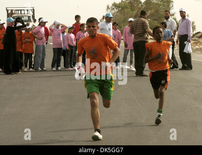 5. Mai 2011 - Rafah, Gaza-Streifen - palästinensischen und ausländische Teilnehmern laufen in Rafah Stadt im südlichen Gazastreifen, wie sie erstmals im Gaza-Streifen zu konkurrieren Marathon läuft die gesamte Länge der Küste Enklave. Mehr als 1.000 Läufer teilgenommen Donnerstag in den Gaza-Streifen ersten offiziellen Marathon, ein Wahrzeichen Freizeitveranstaltung in einem Gebiet weit mehr daran gewöhnt Stockfoto