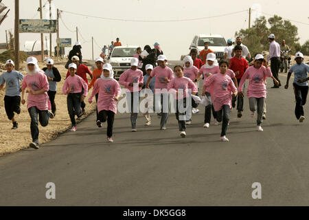 5. Mai 2011 - Rafah, Gaza-Streifen - palästinensischen und ausländische Teilnehmern laufen in Rafah Stadt im südlichen Gazastreifen, wie sie erstmals im Gaza-Streifen zu konkurrieren Marathon läuft die gesamte Länge der Küste Enklave. Mehr als 1.000 Läufer teilgenommen Donnerstag in den Gaza-Streifen ersten offiziellen Marathon, ein Wahrzeichen Freizeitveranstaltung in einem Gebiet weit mehr daran gewöhnt Stockfoto