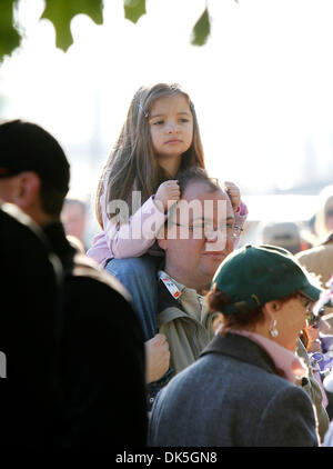 5. Mai 2011 gab - Louisville, KY, USA - Jeremy Plonk, Pennsylvania seine Tochter Sophia eine Vogelperspektive der Pferde während der Vorbereitung auf die 137. Kentucky Derby am Donnerstag, 5. Mai 2011 in Louisville, KY.  Foto: Mark Cornelison | Personal. (Kredit-Bild: © Lexington Herald-Leader/ZUMAPRESS.com) Stockfoto