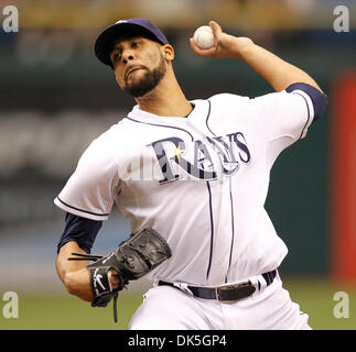 5. Mai 2011 - St. Petersburg, FL, USA - JAMES BORCHUCK |   Times.SP 335905 BORC rays (05.05.11) (St. Petersburg, FL) David Price lagerten sich in der vierten während der Strahlen-Spiel gegen die Toronto Blue Jays im Tropicana Field Donnerstag, 5. Mai 2011.    [JAMES BORCHUCK Mal] (Kredit-Bild: © St. Petersburg Times/ZUMAPRESS.com) Stockfoto