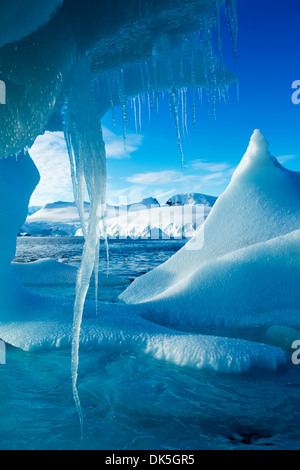 Antarktis, hängen Eiszapfen aus Eisberg schwebt in der Nähe von Enterprise-Insel in der Wilhelmina Bay entlang der antarktischen Halbinsel in der Morgendämmerung Stockfoto