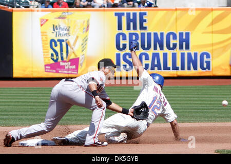 5. Mai 2011 - Corona, New York, USA - New York Mets linker Feldspieler stiehlt Scott Hairston (12) gegen San Francisco Giants zweiter Basisspieler Emmanuel Burriss (2) während der 4. Inning bei Citi Field, Corona, NY. Die New York Mets besiegt San Francisco Giasnts 5-2. (Kredit-Bild: © Debby Wong/Southcreek Global/ZUMAPRESS.com) Stockfoto