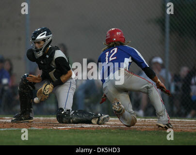 6. Mai 2011 - Largo - CHRIS ZUPPA | Zeiten. SP 337715 ZUPP Baseball 4. (Largo, 06.05.2011) Pinellas Park Ryan Reinoso (12-rechts) punktet beim East Lake Morgan Cowan vermisst den Wurf. East Lake High School spielt Pinellas Park High School für die Region-Halbfinale, Klasse 5A in Pinellas Park. [CHRIS ZUPPA, mal] (Kredit-Bild: © St. Petersburg Times/ZUMAPRESS.com) Stockfoto