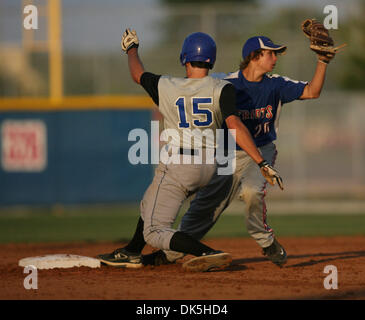 6. Mai 2011 - Largo - CHRIS ZUPPA | Zeiten. SP 337715 ZUPP Baseball 5. (Largo, 05.05.2011) Pinellas Park Darrel Weber (rechts) Tags heraus East Lake Adam Treichel. East Lake High School spielt Pinellas Park High School für die Region-Halbfinale, Klasse 5A in Pinellas Park. [CHRIS ZUPPA, mal] (Kredit-Bild: © St. Petersburg Times/ZUMAPRESS.com) Stockfoto