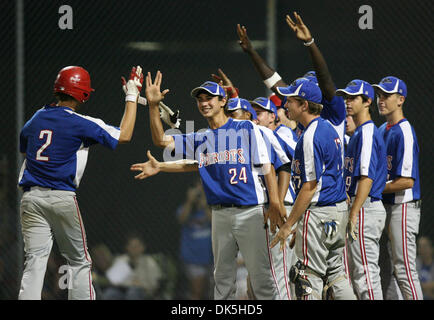 6. Mai 2011 - Largo - CHRIS ZUPPA | Zeiten. SP 337715 ZUPP Baseball 1. (Largo, 06.05.2011) Pinellas Park Brandon Grigsby (2 links) ist von Teamkollegen, die Mike Leary (24) gehören nach Grigsby Hit einen sechsten Inning Hauptdurchlauf beglückwünscht. East Lake High School spielt Pinellas Park High School für die Region-Halbfinale, Klasse 5A in Pinellas Park. [CHRIS ZUPPA, mal] (Kredit-Bild: © St. Pe Stockfoto