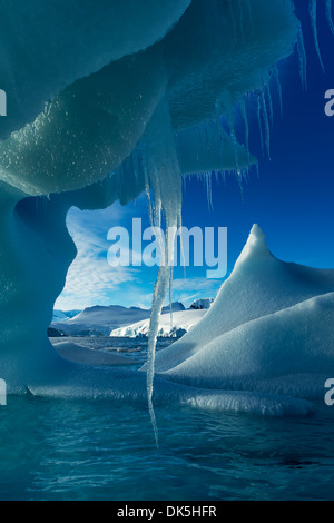 Antarktis, hängen Eiszapfen aus Eisberg schwebt in der Nähe von Enterprise-Insel in der Wilhelmina Bay entlang der antarktischen Halbinsel in der Morgendämmerung Stockfoto