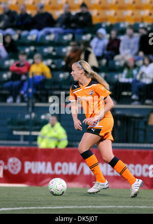 6. Mai 2011:. Die WNY Flash besiegte SkyBlue FC 3-1 Sahlen Stadion in Rochester, NY. Skyblue FC Carrie Dew (#19) in Aktion während des Spiels die Western New York Flash. (Kredit-Bild: © Alan Schwartz/Cal Sport Media/ZUMAPRESS.com) Stockfoto