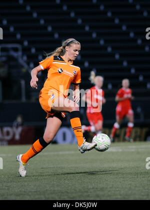 6. Mai 2011:. Die WNY Flash besiegte SkyBlue FC 3-1 Sahlen Stadion in Rochester, NY. SkyBlue FC Carrie Dew (#19) in Aktion während des Spiels die Western New York Flash. (Kredit-Bild: © Alan Schwartz/Cal Sport Media/ZUMAPRESS.com) Stockfoto