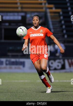 6. Mai 2011:. Die WNY Flash besiegte SkyBlue FC 3-1 Sahlen Stadion in Rochester, NY. Western New York Kandice Wilson (#8) hat ihr Auge auf den ball während des Spiels die SkyBlue-FC. (Kredit-Bild: © Alan Schwartz/Cal Sport Media/ZUMAPRESS.com) Stockfoto