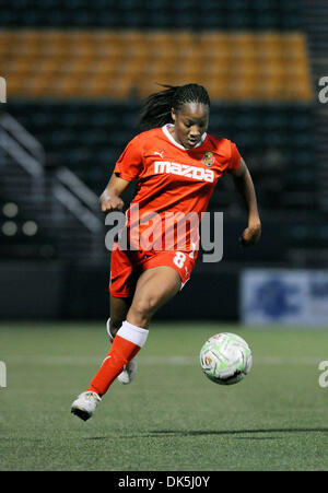 6. Mai 2011:. Die WNY Flash besiegte SkyBlue FC 3-1 Sahlen Stadion in Rochester, NY. Western New York Kandice Wilson (#8) hat ihr Auge auf den ball während des Spiels die SkyBlue-FC. (Kredit-Bild: © Alan Schwartz/Cal Sport Media/ZUMAPRESS.com) Stockfoto