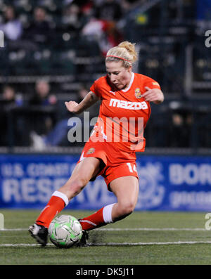 6. Mai 2011:. Die WNY Flash besiegte SkyBlue FC 3-1 Sahlen Stadion in Rochester, NY. Western New York Flash Becky Edwards (#14) übernimmt das Kommando über den Ball während des Spiels SkyBlue FC. (Kredit-Bild: © Alan Schwartz/Cal Sport Media/ZUMAPRESS.com) Stockfoto