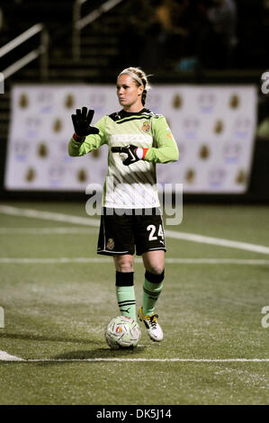 6. Mai 2011:. Die WNY Flash besiegte SkyBlue FC 3-1 Sahlen Stadion in Rochester, NY. Western New York Flash Torwart Ashlyn Harris (#24) prüft die Seitenlinie während des Spielens SkyBlue FC. (Kredit-Bild: © Alan Schwartz/Cal Sport Media/ZUMAPRESS.com) Stockfoto