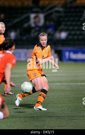 6. Mai 2011:. Die WNY Flash besiegte SkyBlue FC 3-1 Sahlen Stadion in Rochester, NY. SkyBlue FC vorwärts Laura Kalmari (#21) in Aktion während des Spiels Western New York Flash. (Kredit-Bild: © Alan Schwartz/Cal Sport Media/ZUMAPRESS.com) Stockfoto