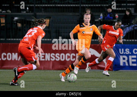 6. Mai 2011:. Die WNY Flash besiegte SkyBlue FC 3-1 Sahlen Stadion in Rochester, NY.  SkyBlue FC vorwärts Laura Kalmari (#21) in Aktion während des Spiels Western New York Flash. (Kredit-Bild: © Alan Schwartz/Cal Sport Media/ZUMAPRESS.com) Stockfoto