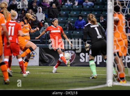 6. Mai 2011:. Die WNY Flash besiegte SkyBlue FC 3-1 Sahlen Stadion in Rochester, NY. Western New York Flash Candice Chappman (#5) gilt für die Gäste während des Spielens SkyBlue FC. (Kredit-Bild: © Alan Schwartz/Cal Sport Media/ZUMAPRESS.com) Stockfoto