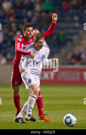 7. Mai 2011 - hält Bridgeview, Illinois, USA - Vancouver Whitecaps Verteidiger Jonathan Leder (25) aus Chicago Fire Mittelfeldspieler Marco Pappa (16) während der zweiten Hälfte Aktion das MLS-Spiel zwischen den Chicago Fire und die Vancouver Whitecaps im Toyota Park in Bridgeview, Illinois. Das Spiel endete 0: 0 zu binden. (Kredit-Bild: © Geoffrey Siehr/Southcreek Global/ZUMAPRESS.com) Stockfoto