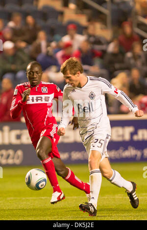 7. Mai 2011 - spielt Bridgeview, Illinois, USA - Vancouver Whitecaps Verteidiger Jonathan Leder (25) den Ball nach vorne wie Chicago Fire vorwärts Dominic Oduro (8) während der zweiten Hälfte Aktion das MLS-Spiel zwischen den Chicago Fire und die Vancouver Whitecaps im Toyota Park in Bridgeview, Illinois verteidigt. Das Spiel endete 0: 0 zu binden. (Kredit-Bild: © Geoffrey Siehr/Southcreek Global/ZUMAPRESS Stockfoto