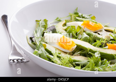 Nahaufnahme der Aocado Salat mit gekochten Eiern Stockfoto