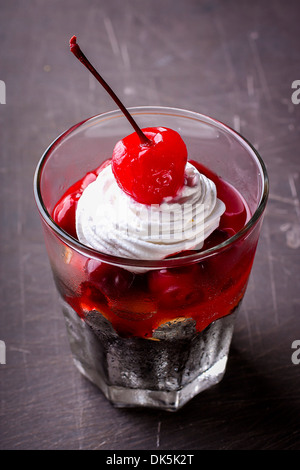 Hausgemachte Cherry Käsekuchen im Glas Stockfoto