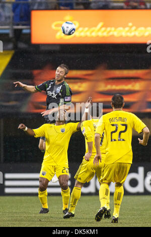 7. Mai 2011 - Columbus, Ohio, USA - Sounders FC-Verteidiger geht Jeff Parke (31), Leiter der Ball über Columbus Crew Emilio Renteria (20) als Columbus Crew Mittelfeldspieler Dilly Duka (11) und Mittelfeldspieler Dejan Rusmir (22) in der ersten Hälfte des Spiels zwischen Sounders FC und Columbus Crew Stadium Crew, Columbus, Ohio schauen Sie auf weiterleiten.  Columbus und Seattle gebunden 1-1. (Kredit-Bild: © Sc Stockfoto