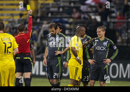 7. Mai 2011 - erhält Columbus, Ohio, USA - Columbus Crew freuen uns sprechen von Emilio Renteria (20) und Mittelfeldspieler Sounders FC Osvaldo Alonso (6) als Sounders FC vorwärts Roger Levesque (24) eine gelbe Karte Warnung in der zweiten Hälfte des Spiels zwischen Sounders FC und Columbus Crew Stadium Crew, Columbus, Ohio.  Columbus und Seattle gebunden 1-1. (Kredit-Bild: © Scott Stuart/Southcreek G Stockfoto